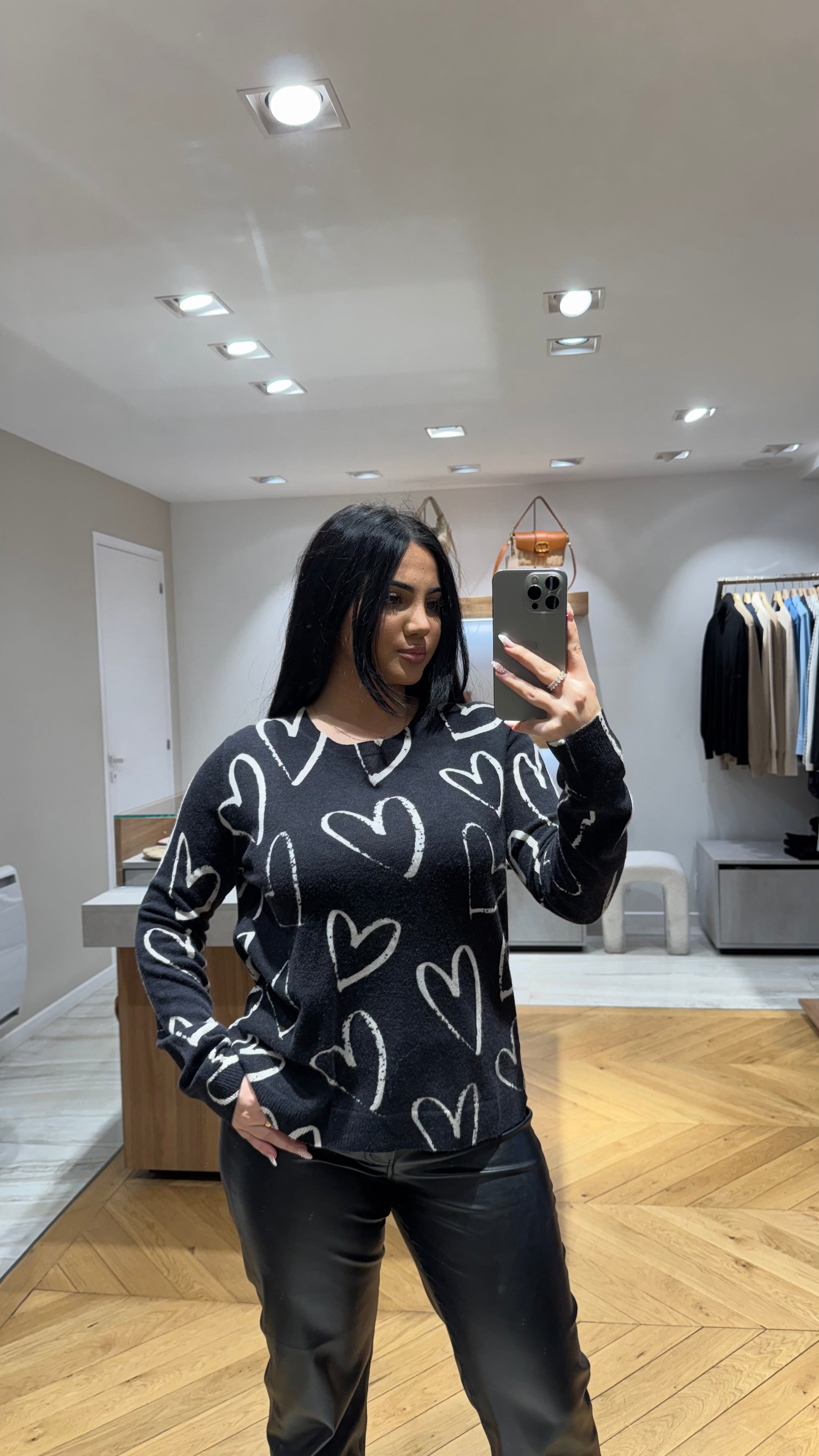 Pull noir à cœur