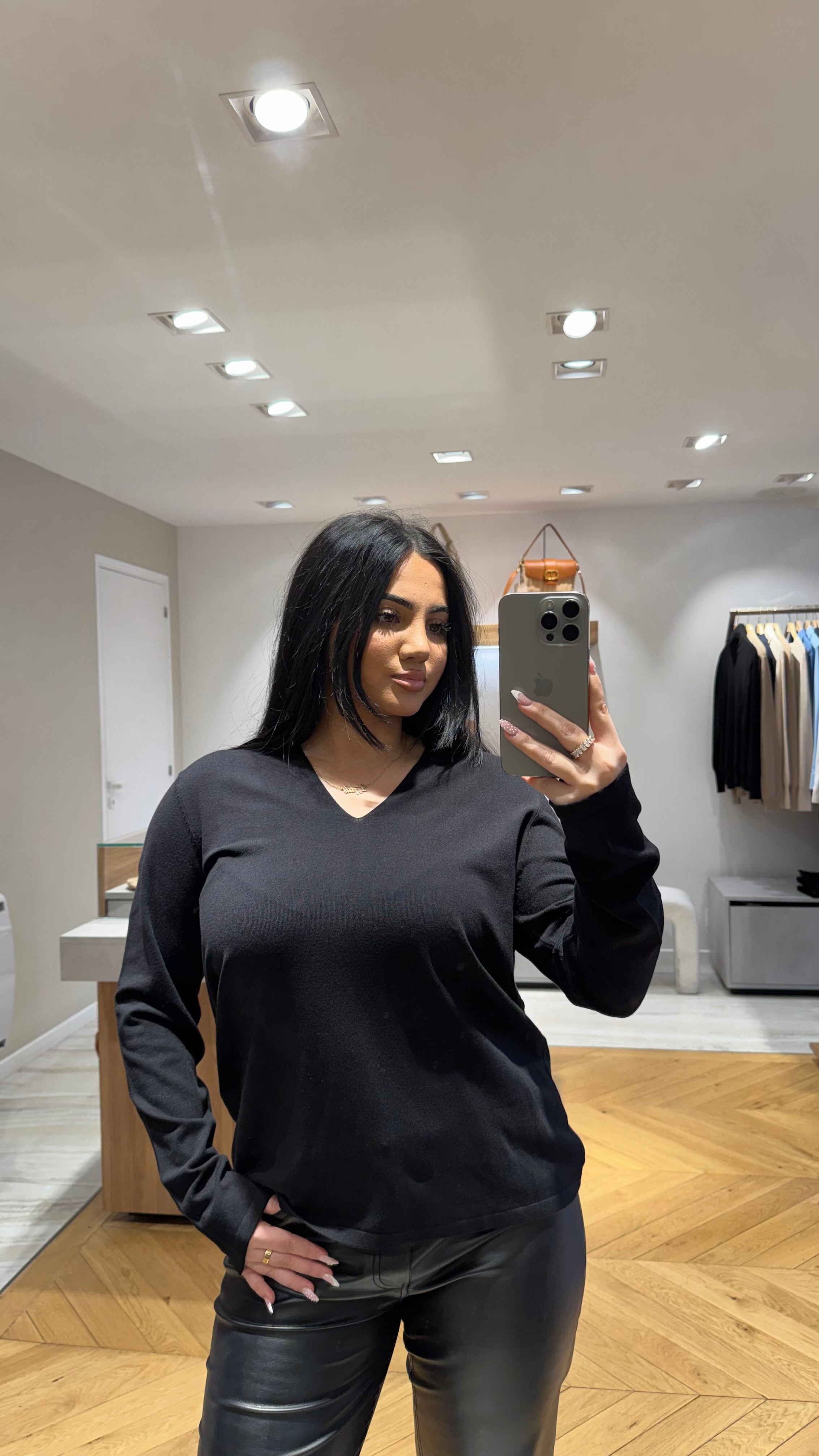 Pull noir à col en V