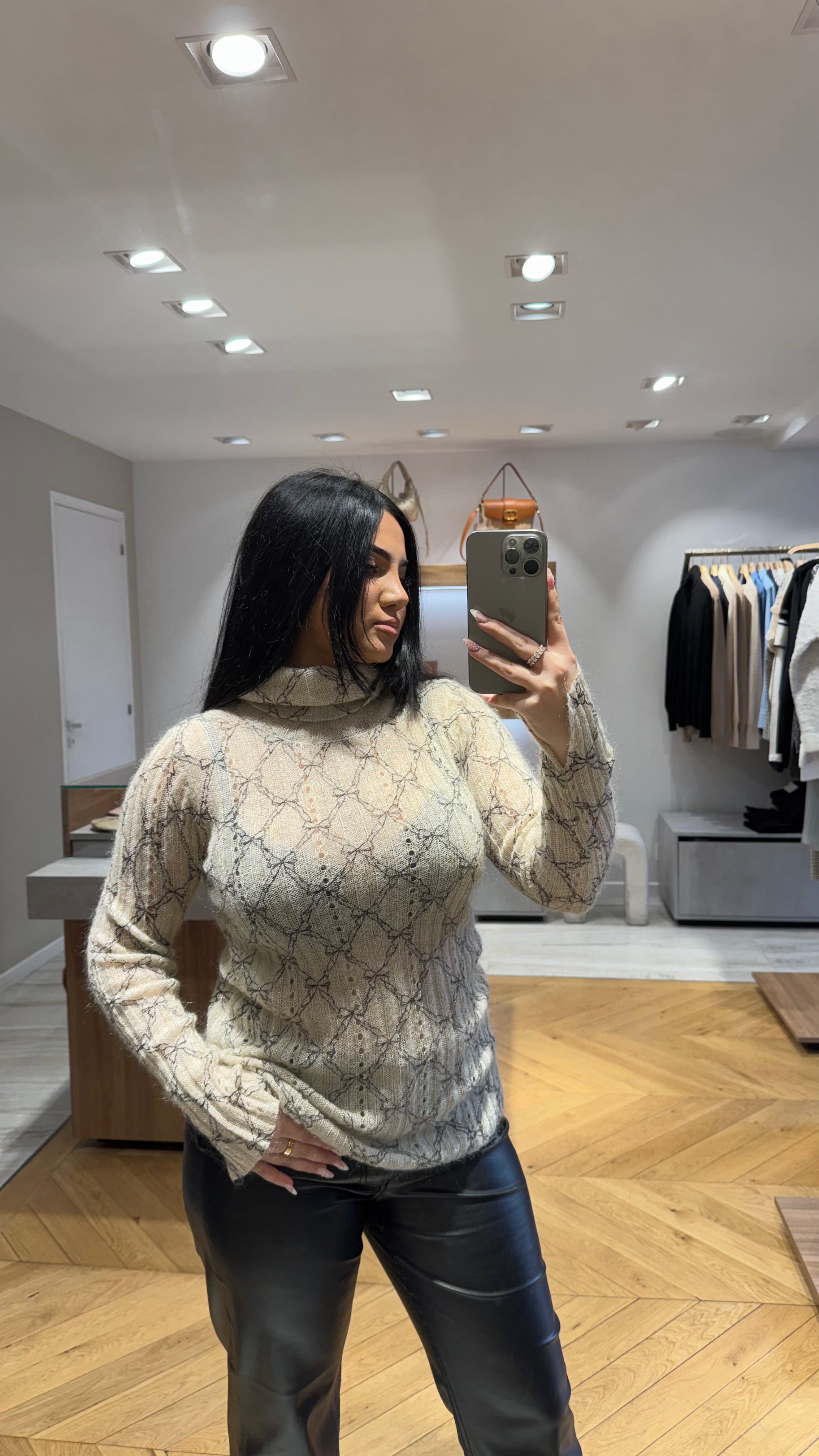 Pull à motif noeuds