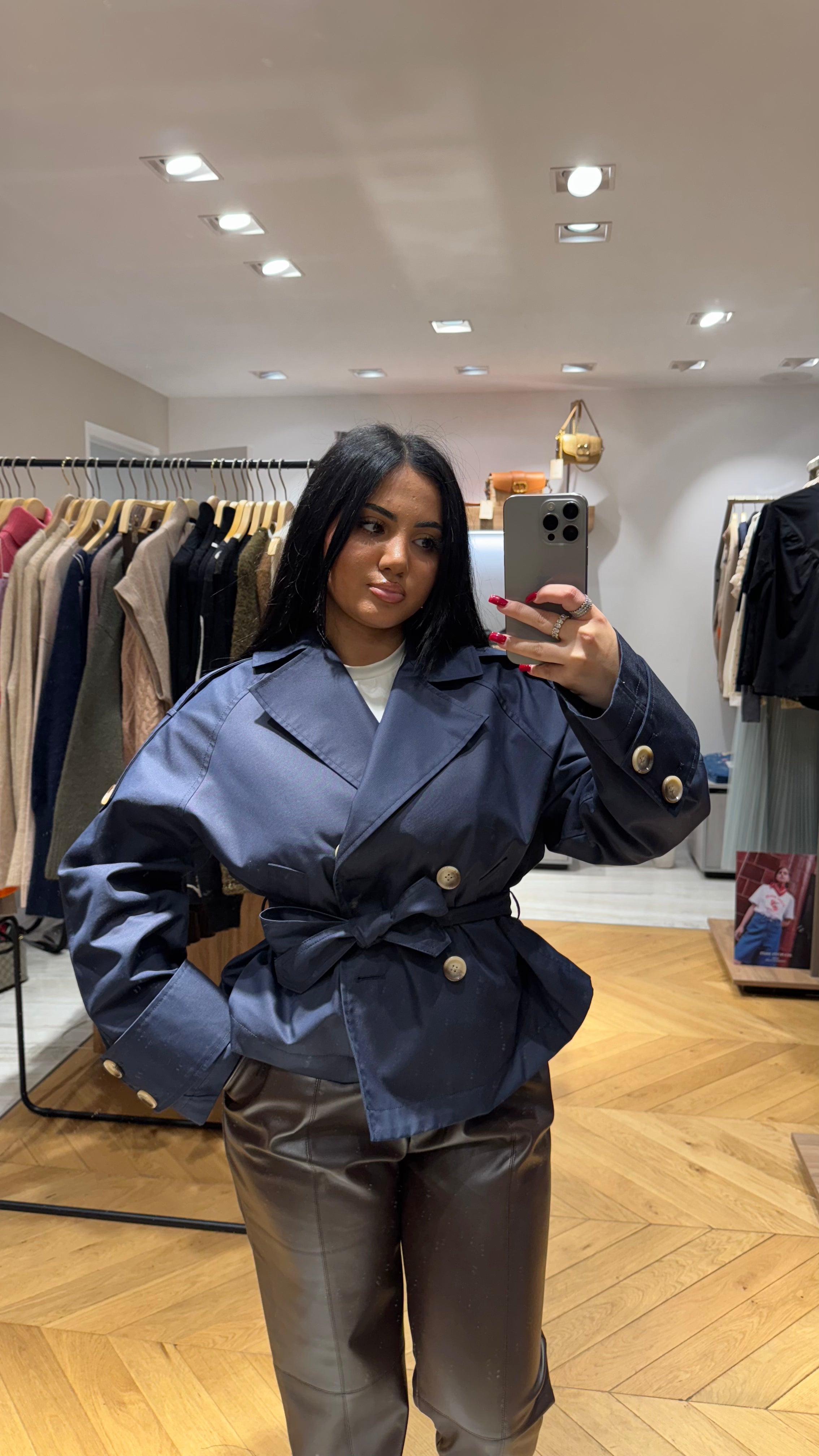 Trench court bleu minuit avec ceinture