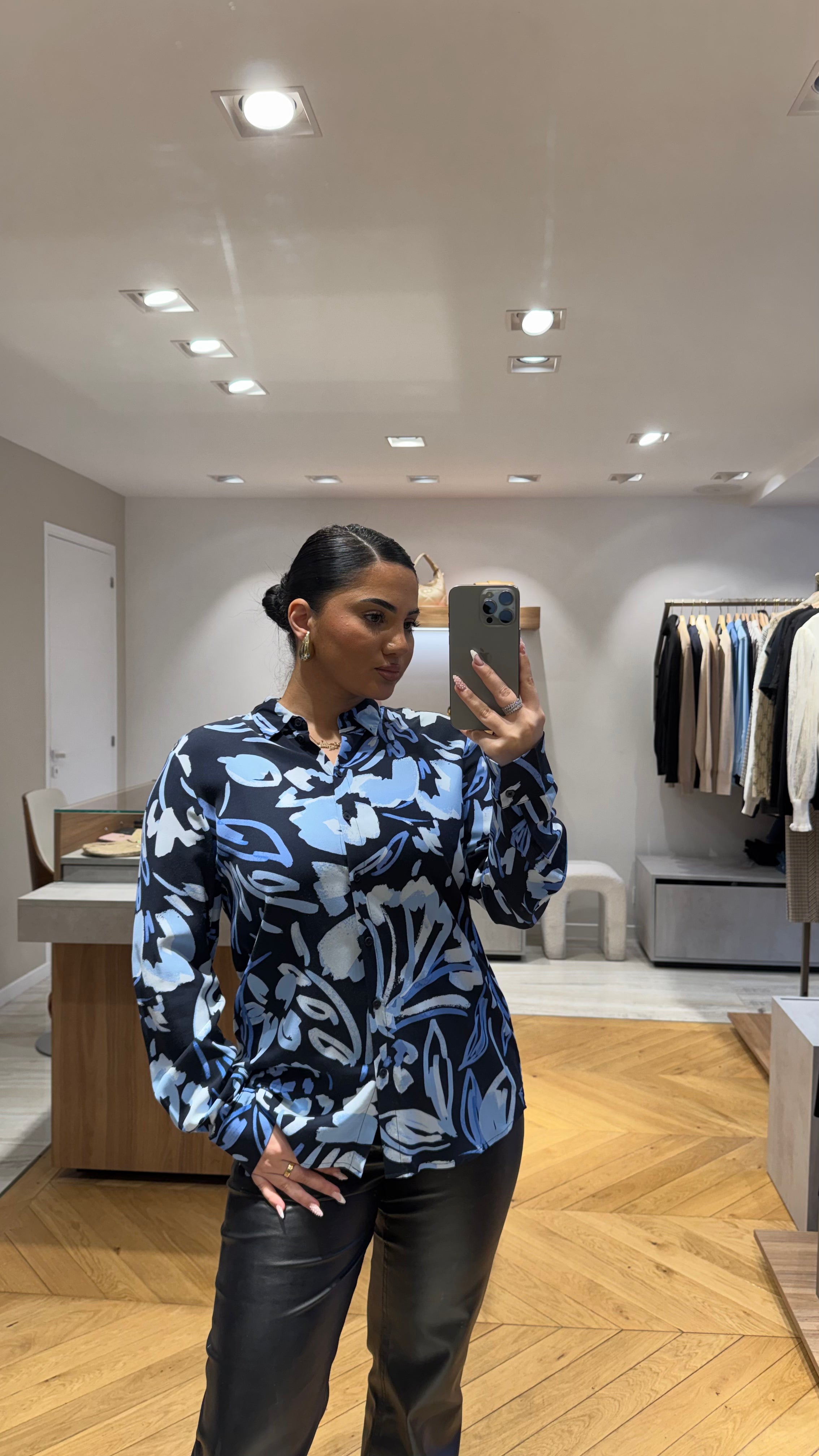 Chemises bleues à motif